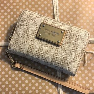 Michael Kors Wristlet wallet